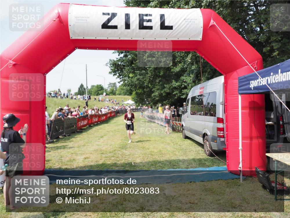 21.06.2025 - 27. Vierlanden-Triathlon MichiJ http://msf.ph/oto/8023083 15.06.2026 11:38:50 Ziel 594 meine-sportfotos.de