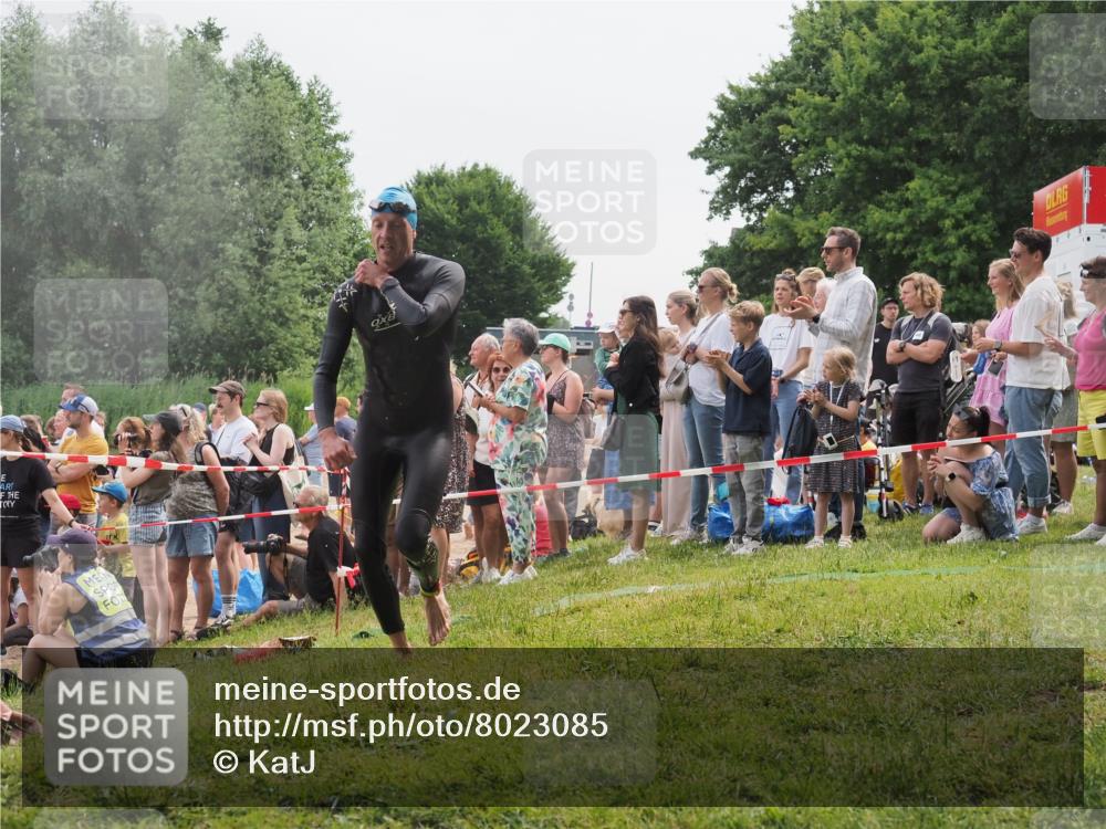 15.06.2025 - 27. Vierlanden-Triathlon KatJ http://msf.ph/oto/8023085 15.06.2025 10:55:46 Schwimmen 712, 736 meine-sportfotos.de