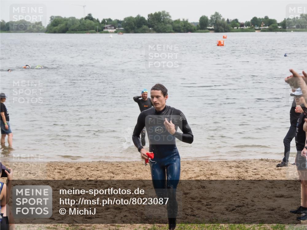 21.06.2025 - 27. Vierlanden-Triathlon MichiJ http://msf.ph/oto/8023087 15.06.2026 10:53:54 Schwimmen 650, 726, 757 meine-sportfotos.de