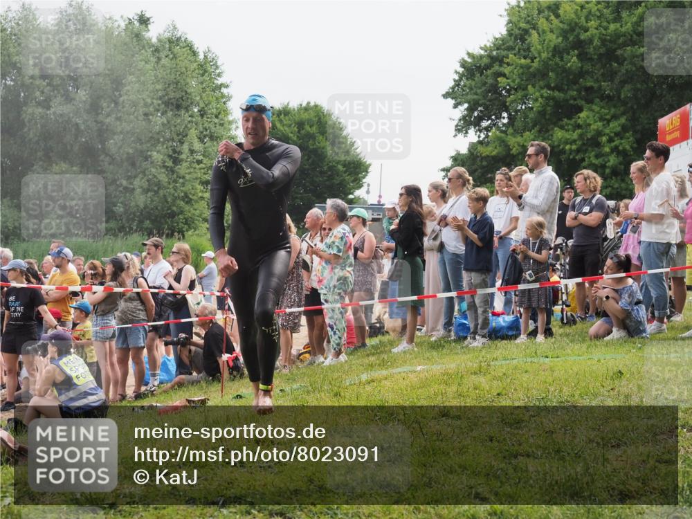 15.06.2025 - 27. Vierlanden-Triathlon KatJ http://msf.ph/oto/8023091 15.06.2025 10:55:46 Schwimmen 712, 736 meine-sportfotos.de