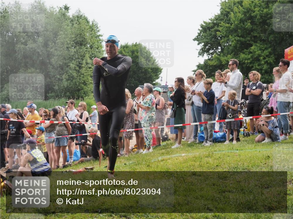 15.06.2025 - 27. Vierlanden-Triathlon KatJ http://msf.ph/oto/8023094 15.06.2025 10:55:46 Schwimmen 712, 736 meine-sportfotos.de