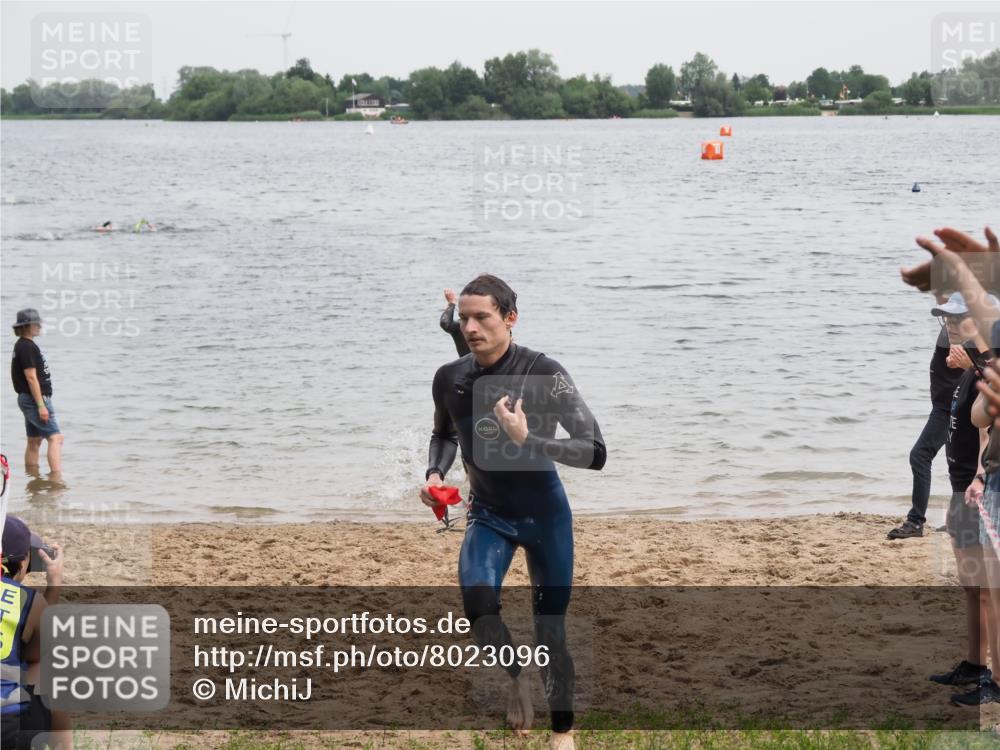 21.06.2025 - 27. Vierlanden-Triathlon MichiJ http://msf.ph/oto/8023096 15.06.2026 10:53:54 Schwimmen 650, 726, 757 meine-sportfotos.de