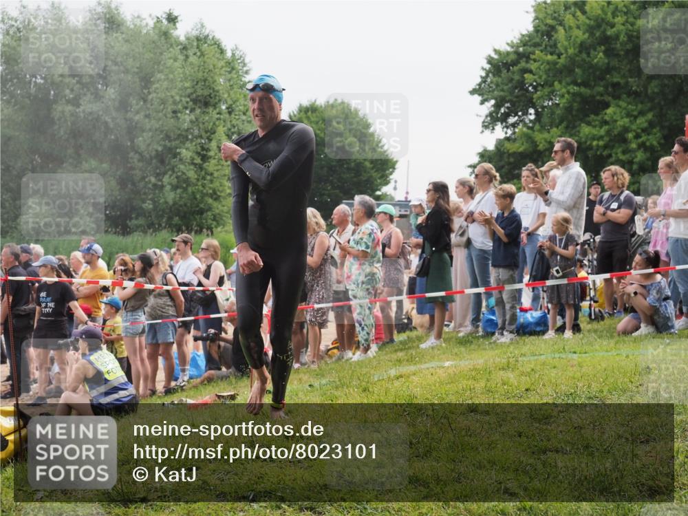 15.06.2025 - 27. Vierlanden-Triathlon KatJ http://msf.ph/oto/8023101 15.06.2025 10:55:46 Schwimmen 712, 736 meine-sportfotos.de