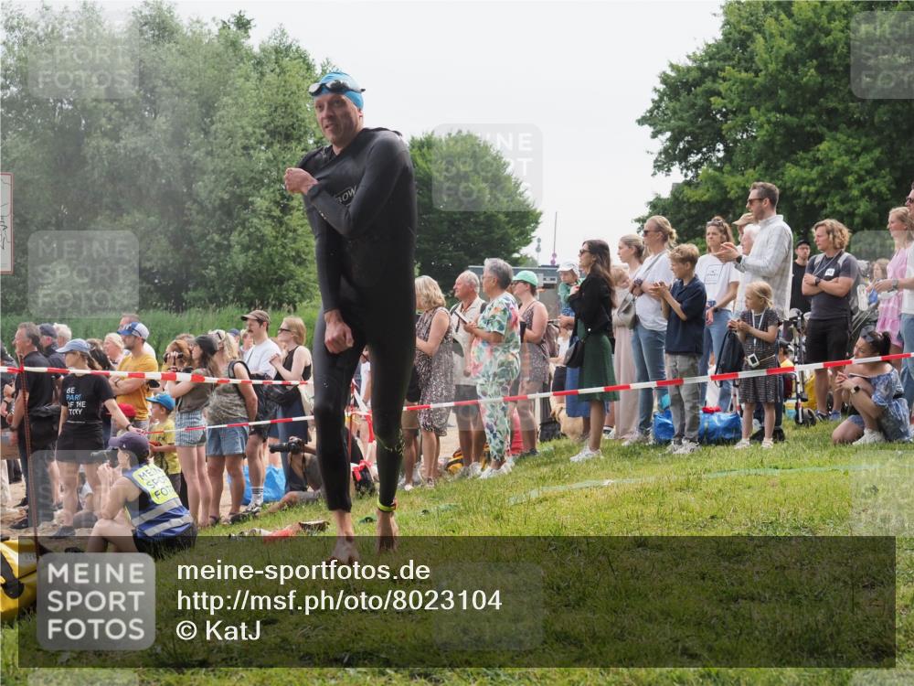 15.06.2025 - 27. Vierlanden-Triathlon KatJ http://msf.ph/oto/8023104 15.06.2025 10:55:46 Schwimmen 712, 736 meine-sportfotos.de