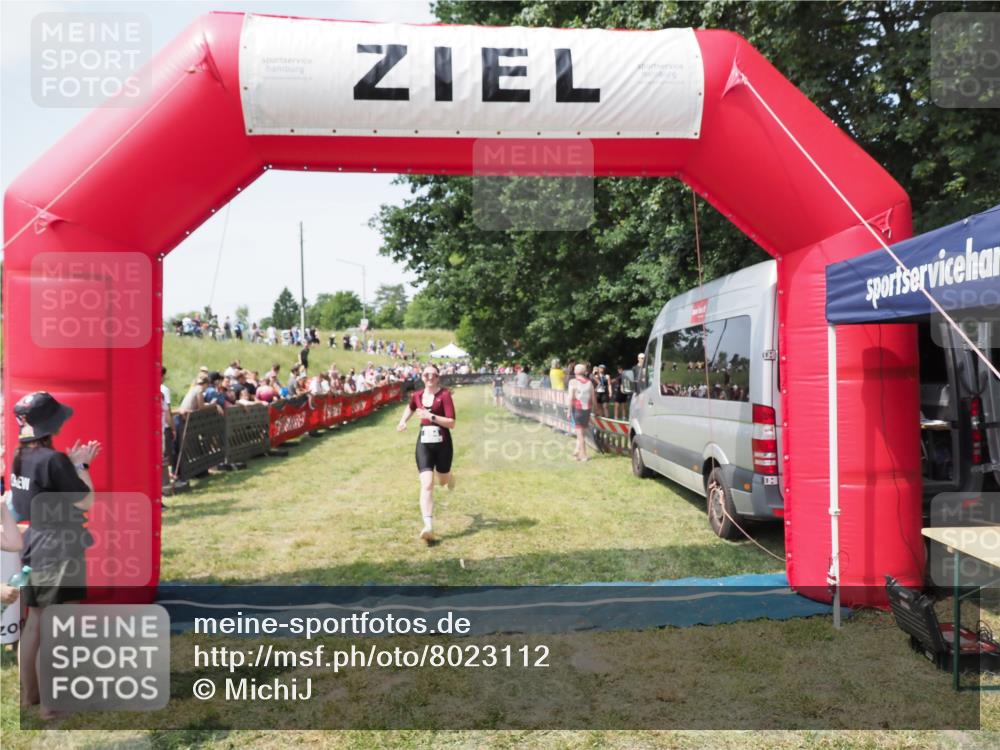 21.06.2025 - 27. Vierlanden-Triathlon MichiJ http://msf.ph/oto/8023112 15.06.2026 11:38:50 Ziel 594 meine-sportfotos.de