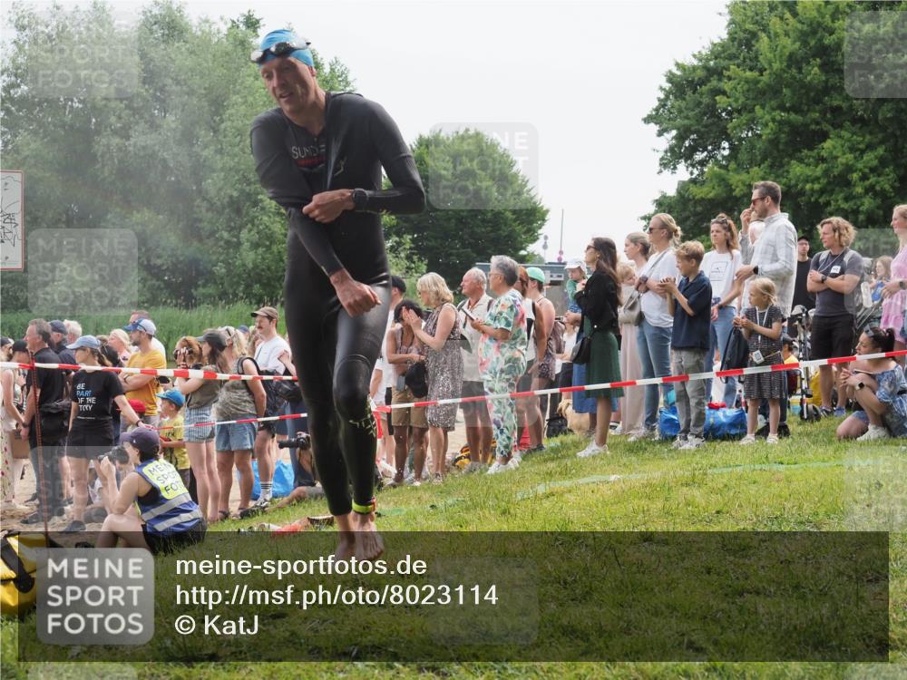 15.06.2025 - 27. Vierlanden-Triathlon KatJ http://msf.ph/oto/8023114 15.06.2025 10:55:47 Schwimmen 712, 736 meine-sportfotos.de