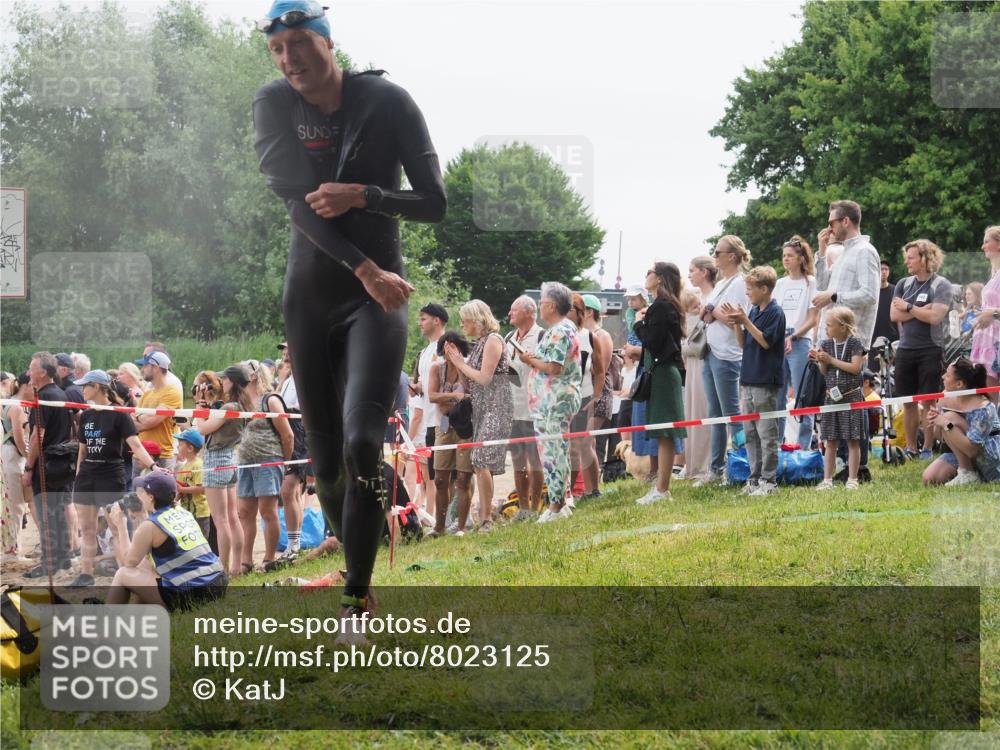 15.06.2025 - 27. Vierlanden-Triathlon KatJ http://msf.ph/oto/8023125 15.06.2025 10:55:47 Schwimmen 712, 736 meine-sportfotos.de