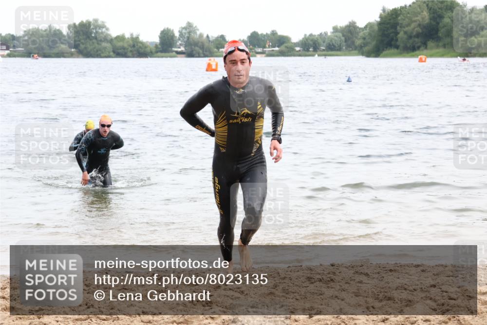 15.06.2025 - 27. Vierlanden-Triathlon Lena Gebhardt http://msf.ph/oto/8023135 15.06.2025 10:52:16 Schwimmen 652, 693, 759 meine-sportfotos.de