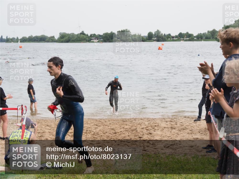 21.06.2025 - 27. Vierlanden-Triathlon MichiJ http://msf.ph/oto/8023137 15.06.2026 10:53:55 Schwimmen 650, 726, 757 meine-sportfotos.de