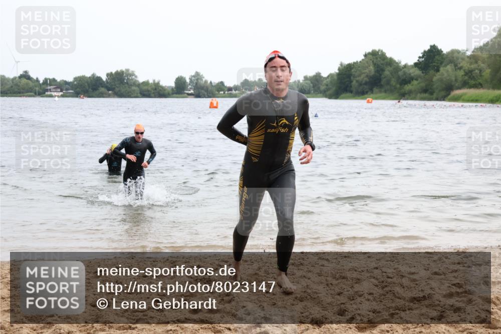 15.06.2025 - 27. Vierlanden-Triathlon Lena Gebhardt http://msf.ph/oto/8023147 15.06.2025 10:52:17 Schwimmen 652, 682, 693, 759 meine-sportfotos.de