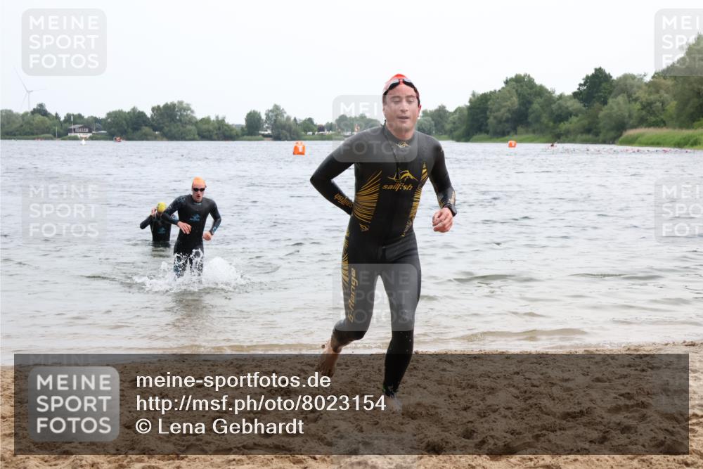 15.06.2025 - 27. Vierlanden-Triathlon Lena Gebhardt http://msf.ph/oto/8023154 15.06.2025 10:52:17 Schwimmen 652, 682, 693, 759 meine-sportfotos.de