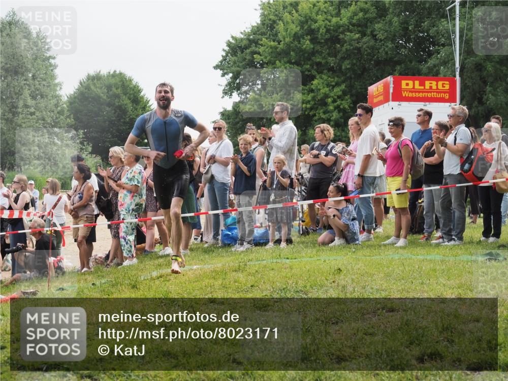 15.06.2025 - 27. Vierlanden-Triathlon KatJ http://msf.ph/oto/8023171 15.06.2025 10:55:59 Schwimmen 683 meine-sportfotos.de
