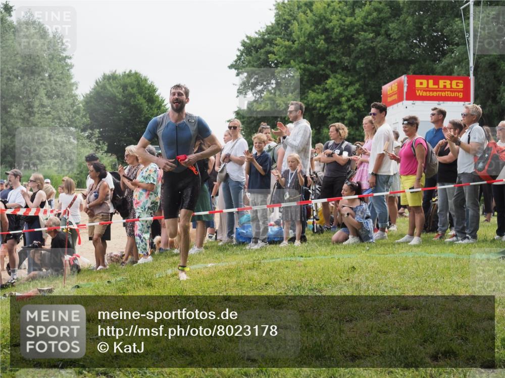 15.06.2025 - 27. Vierlanden-Triathlon KatJ http://msf.ph/oto/8023178 15.06.2025 10:55:59 Schwimmen 683 meine-sportfotos.de