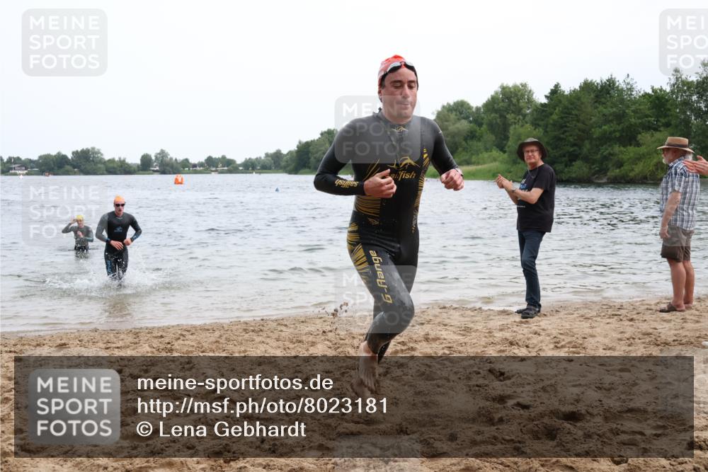 15.06.2025 - 27. Vierlanden-Triathlon Lena Gebhardt http://msf.ph/oto/8023181 15.06.2025 10:52:18 Schwimmen 652, 682, 693, 759 meine-sportfotos.de