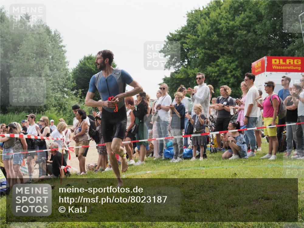 15.06.2025 - 27. Vierlanden-Triathlon KatJ http://msf.ph/oto/8023187 15.06.2025 10:56:00 Schwimmen 683, 733 meine-sportfotos.de