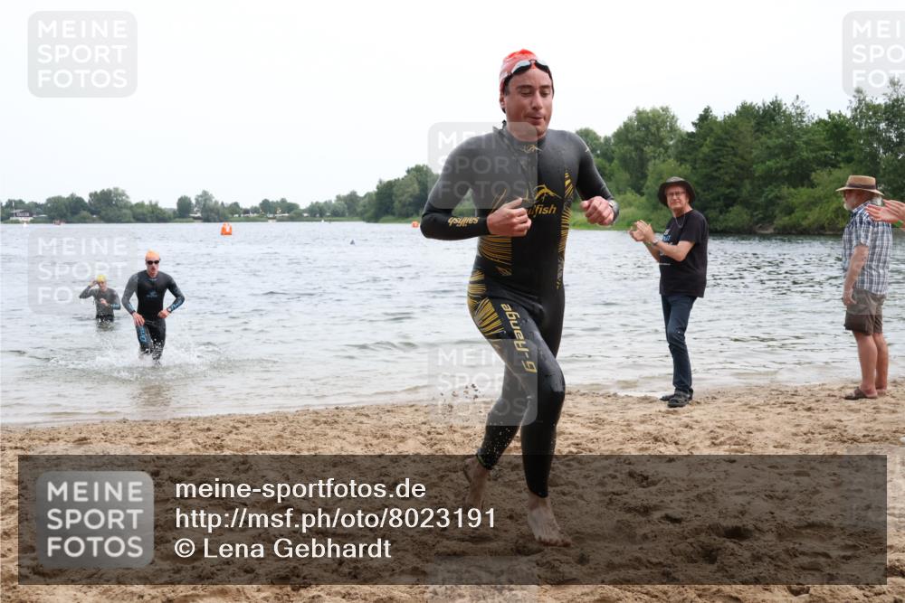 15.06.2025 - 27. Vierlanden-Triathlon Lena Gebhardt http://msf.ph/oto/8023191 15.06.2025 10:52:18 Schwimmen 652, 682, 693, 759 meine-sportfotos.de