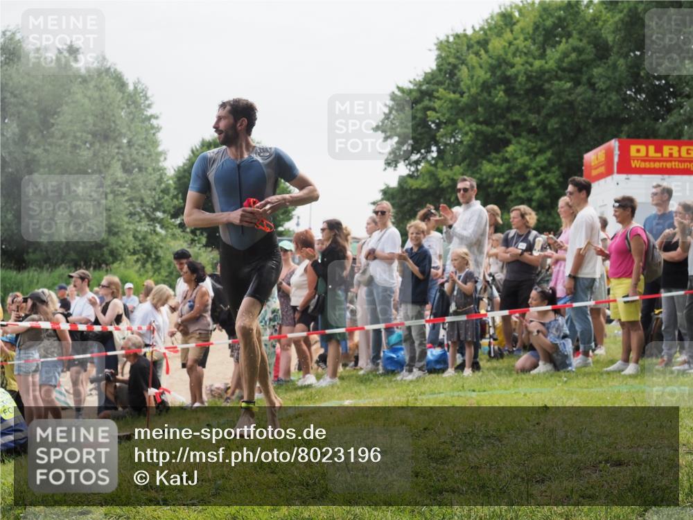 15.06.2025 - 27. Vierlanden-Triathlon KatJ http://msf.ph/oto/8023196 15.06.2025 10:56:00 Schwimmen 683, 733 meine-sportfotos.de