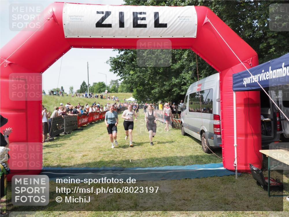 21.06.2025 - 27. Vierlanden-Triathlon MichiJ http://msf.ph/oto/8023197 15.06.2026 11:39:08 Ziel 621 meine-sportfotos.de