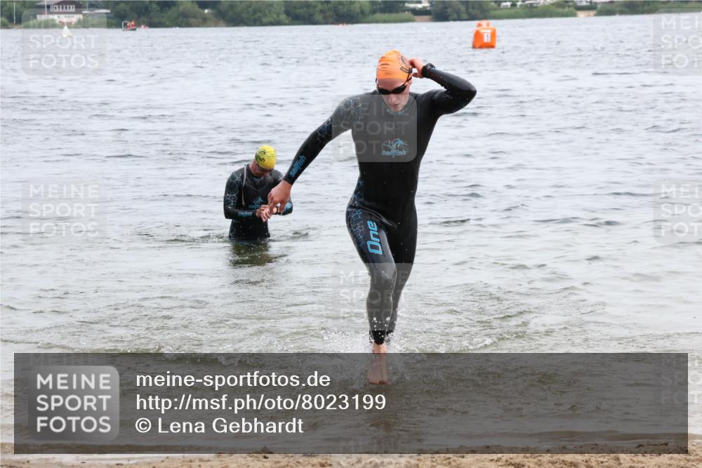 15.06.2025 - 27. Vierlanden-Triathlon Lena Gebhardt http://msf.ph/oto/8023199 15.06.2025 10:52:19 Schwimmen 652, 682, 693, 759 meine-sportfotos.de