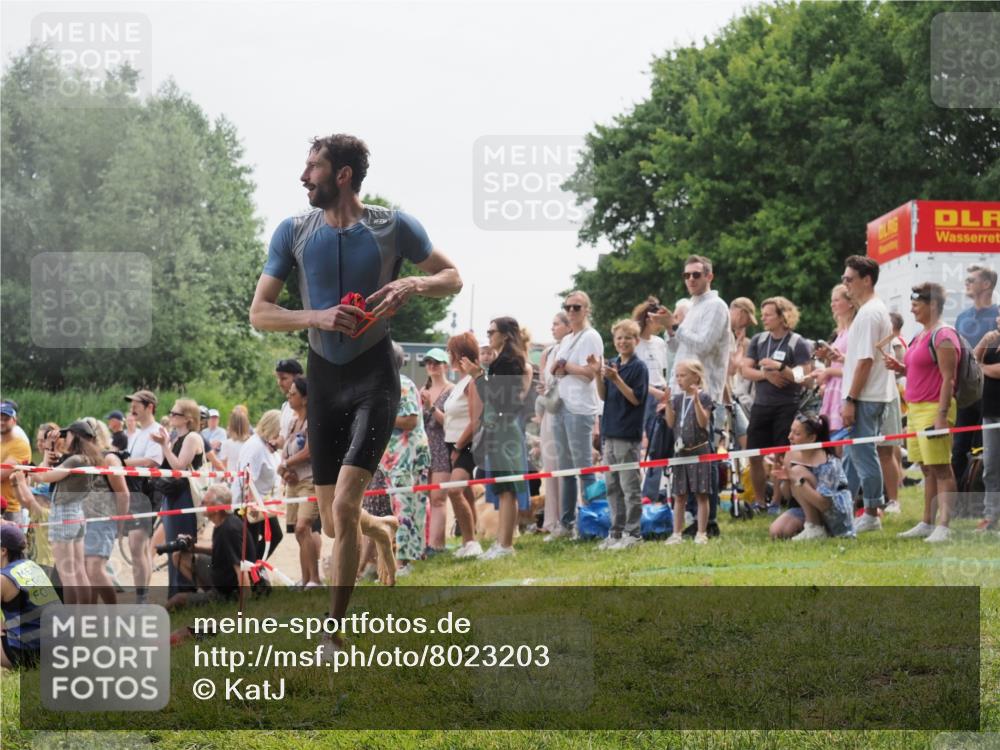 15.06.2025 - 27. Vierlanden-Triathlon KatJ http://msf.ph/oto/8023203 15.06.2025 10:56:00 Schwimmen 683, 733 meine-sportfotos.de
