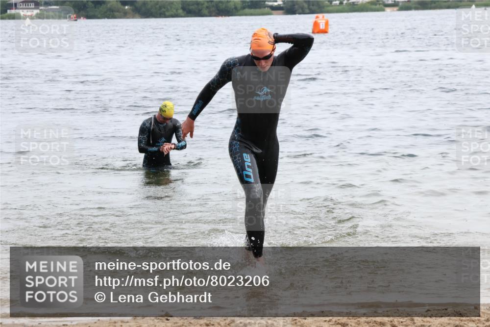 15.06.2025 - 27. Vierlanden-Triathlon Lena Gebhardt http://msf.ph/oto/8023206 15.06.2025 10:52:19 Schwimmen 652, 682, 693, 759 meine-sportfotos.de