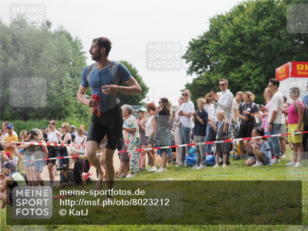 15.06.2025 - 27. Vierlanden-Triathlon KatJ http://msf.ph/oto/8023212 15.06.2025 10:56:00 Schwimmen 683, 733 meine-sportfotos.de