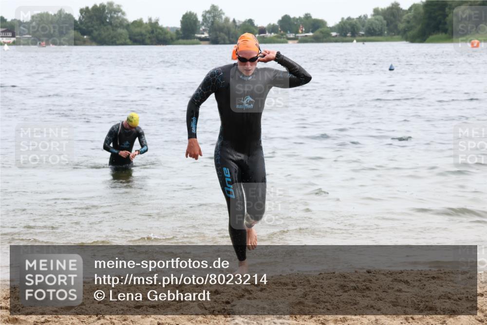 15.06.2025 - 27. Vierlanden-Triathlon Lena Gebhardt http://msf.ph/oto/8023214 15.06.2025 10:52:19 Schwimmen 652, 682, 693, 759 meine-sportfotos.de