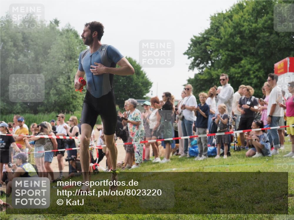 15.06.2025 - 27. Vierlanden-Triathlon KatJ http://msf.ph/oto/8023220 15.06.2025 10:56:00 Schwimmen 683, 733 meine-sportfotos.de