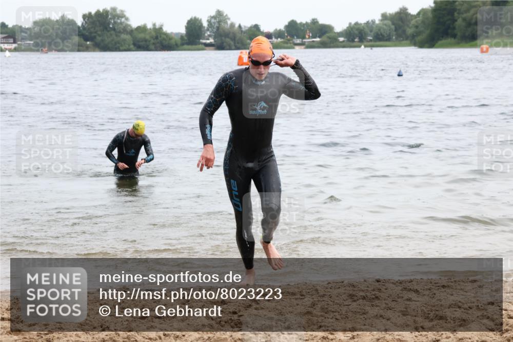 15.06.2025 - 27. Vierlanden-Triathlon Lena Gebhardt http://msf.ph/oto/8023223 15.06.2025 10:52:20 Schwimmen 652, 682, 693, 759 meine-sportfotos.de