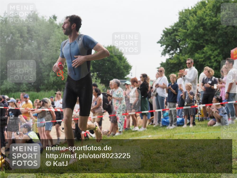 15.06.2025 - 27. Vierlanden-Triathlon KatJ http://msf.ph/oto/8023225 15.06.2025 10:56:00 Schwimmen 683, 733 meine-sportfotos.de
