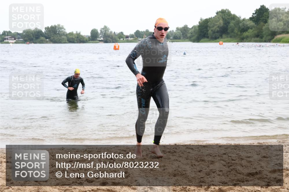15.06.2025 - 27. Vierlanden-Triathlon Lena Gebhardt http://msf.ph/oto/8023232 15.06.2025 10:52:20 Schwimmen 652, 682, 693, 759 meine-sportfotos.de