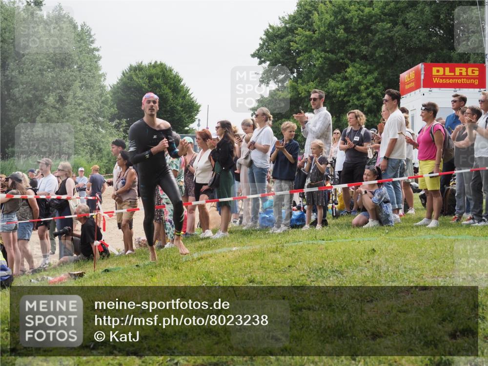 15.06.2025 - 27. Vierlanden-Triathlon KatJ http://msf.ph/oto/8023238 15.06.2025 10:56:06 Schwimmen 683, 733 meine-sportfotos.de