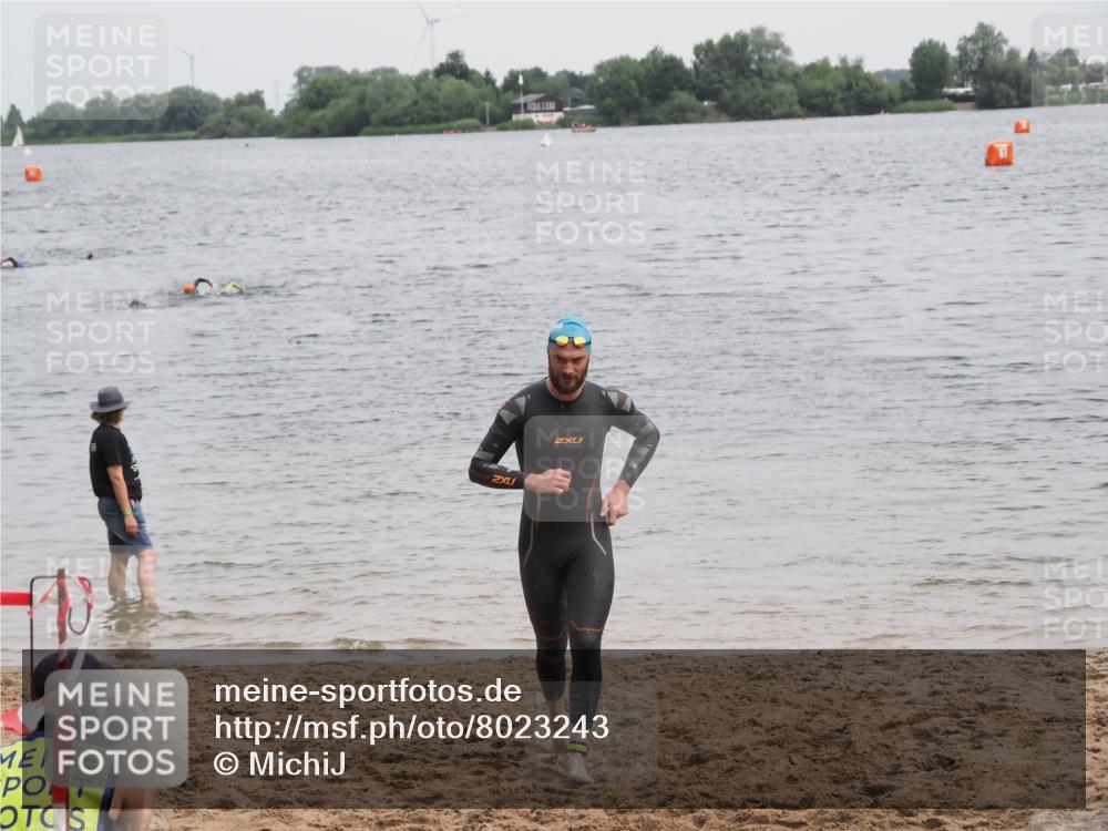 21.06.2025 - 27. Vierlanden-Triathlon MichiJ http://msf.ph/oto/8023243 15.06.2026 10:53:58 Schwimmen 650, 757 meine-sportfotos.de