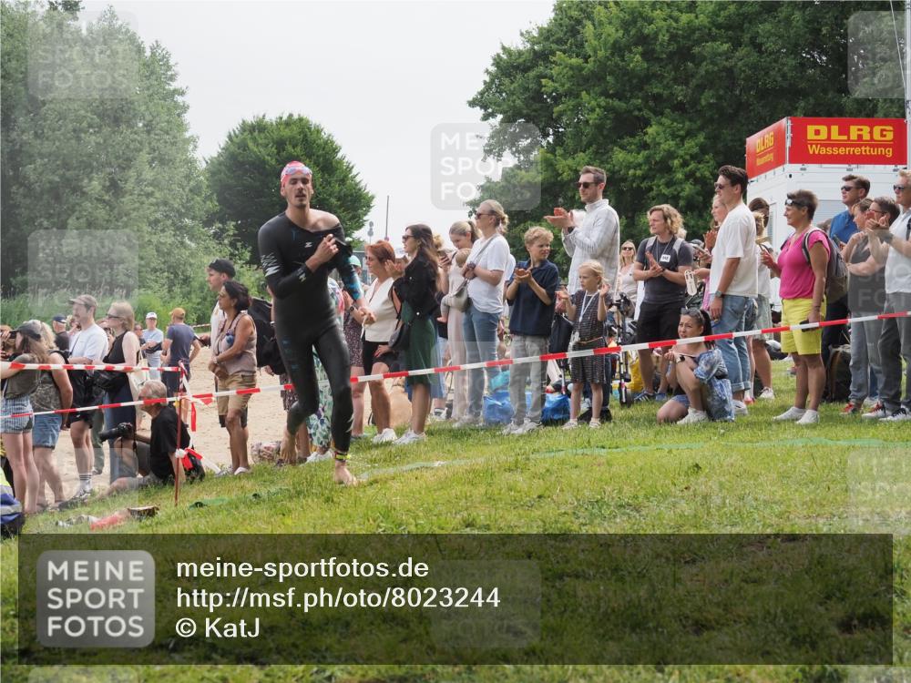 15.06.2025 - 27. Vierlanden-Triathlon KatJ http://msf.ph/oto/8023244 15.06.2025 10:56:07 Schwimmen 683, 733 meine-sportfotos.de