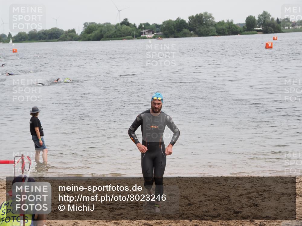 21.06.2025 - 27. Vierlanden-Triathlon MichiJ http://msf.ph/oto/8023246 15.06.2026 10:53:58 Schwimmen 650, 757 meine-sportfotos.de