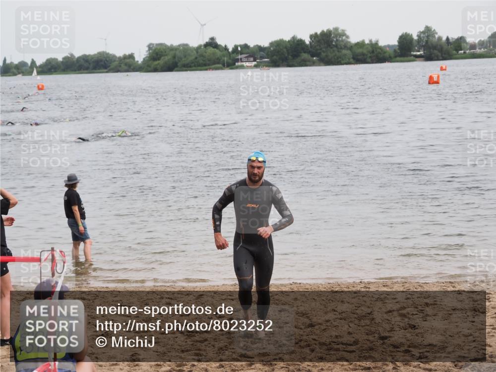 21.06.2025 - 27. Vierlanden-Triathlon MichiJ http://msf.ph/oto/8023252 15.06.2026 10:53:58 Schwimmen 650, 757 meine-sportfotos.de