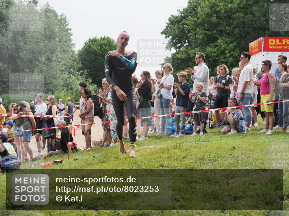15.06.2025 - 27. Vierlanden-Triathlon KatJ http://msf.ph/oto/8023253 15.06.2025 10:56:07 Schwimmen 683, 733 meine-sportfotos.de