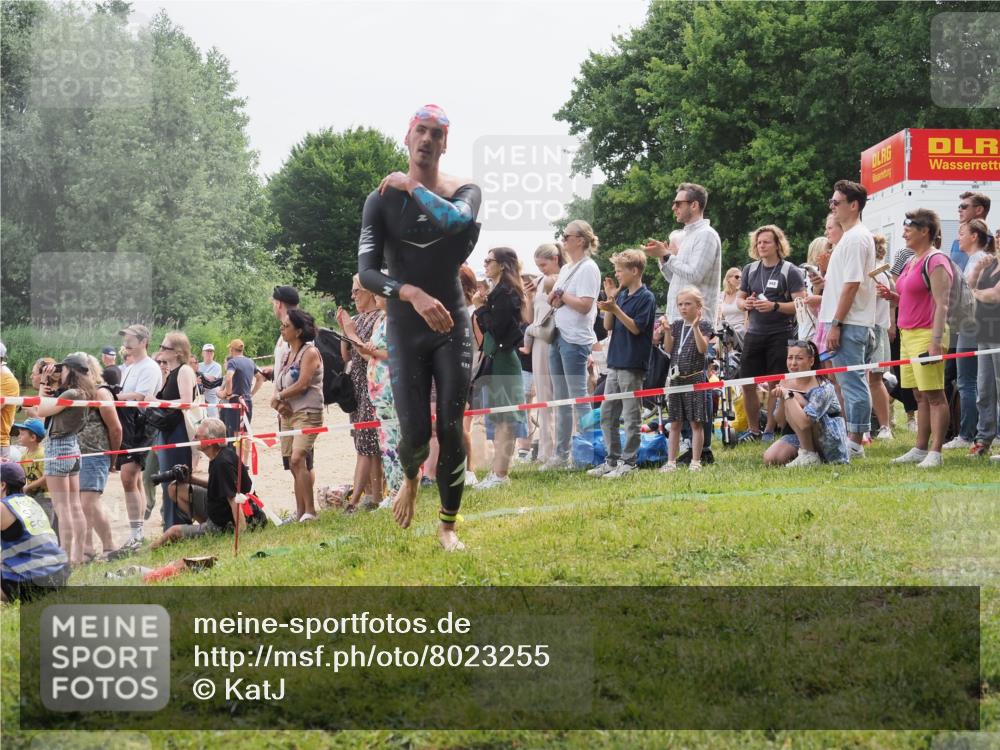 15.06.2025 - 27. Vierlanden-Triathlon KatJ http://msf.ph/oto/8023255 15.06.2025 10:56:07 Schwimmen 683, 733 meine-sportfotos.de