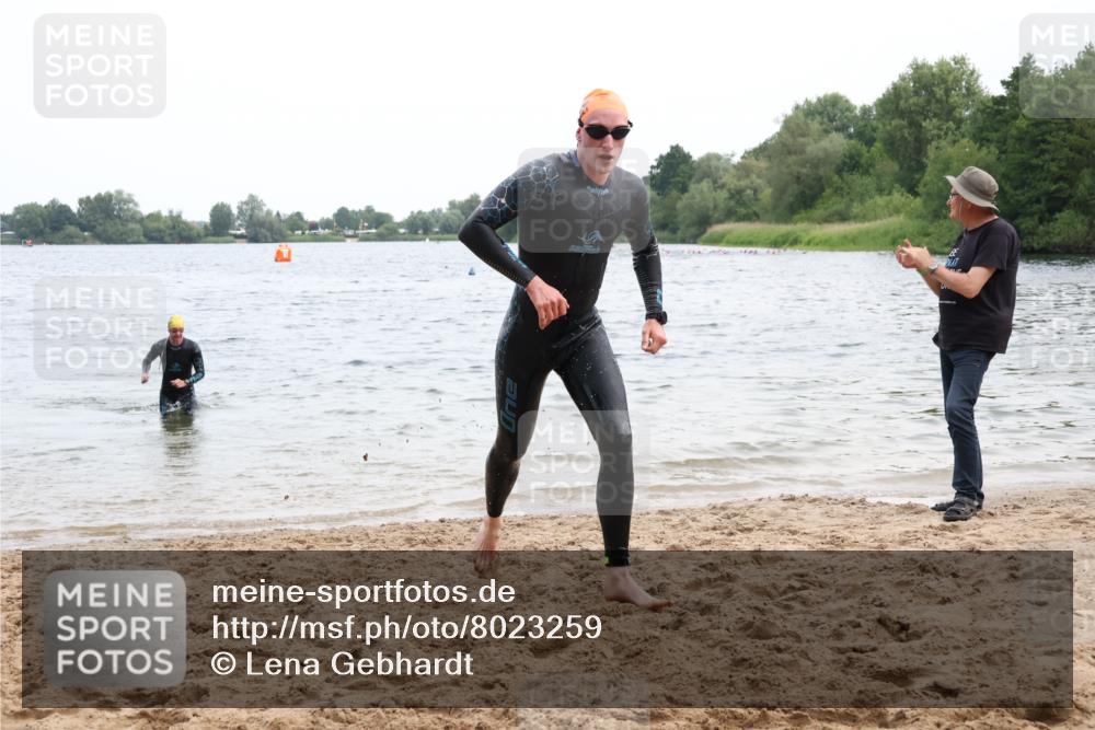 15.06.2025 - 27. Vierlanden-Triathlon Lena Gebhardt http://msf.ph/oto/8023259 15.06.2025 10:52:21 Schwimmen 652, 682, 693, 759 meine-sportfotos.de