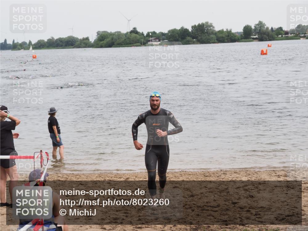 21.06.2025 - 27. Vierlanden-Triathlon MichiJ http://msf.ph/oto/8023260 15.06.2026 10:53:58 Schwimmen 650, 757 meine-sportfotos.de
