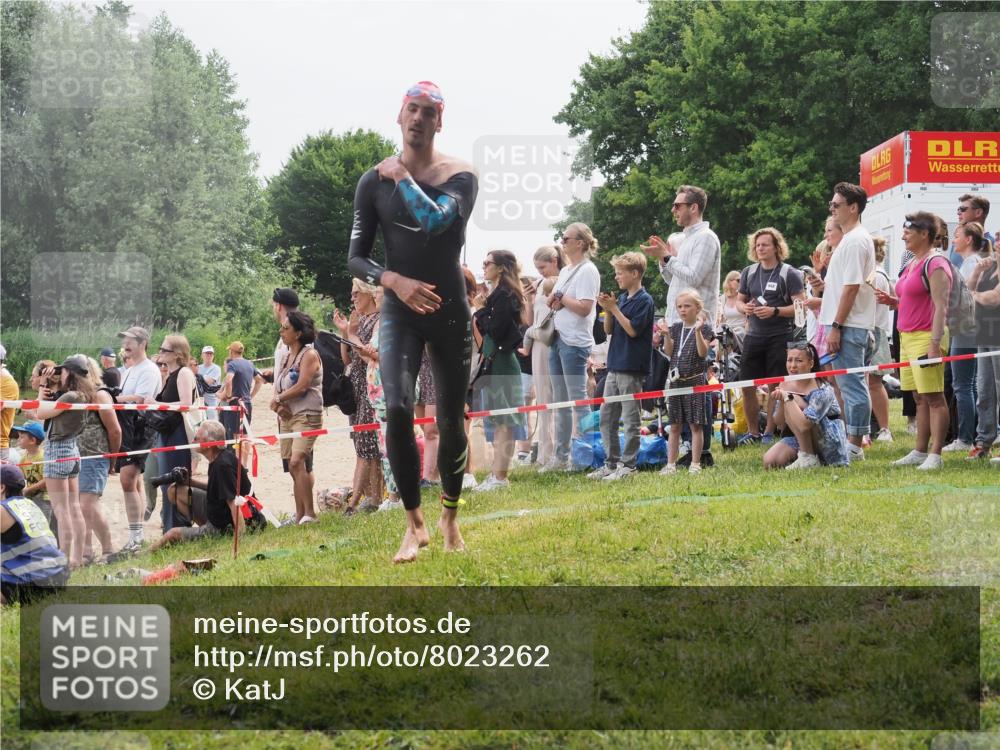 15.06.2025 - 27. Vierlanden-Triathlon KatJ http://msf.ph/oto/8023262 15.06.2025 10:56:07 Schwimmen 683, 733 meine-sportfotos.de