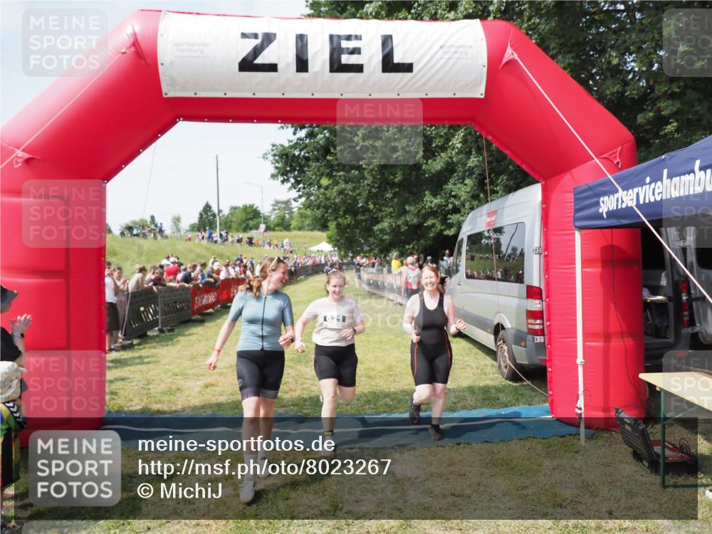 21.06.2025 - 27. Vierlanden-Triathlon MichiJ http://msf.ph/oto/8023267 15.06.2026 11:39:09 Ziel 621 meine-sportfotos.de