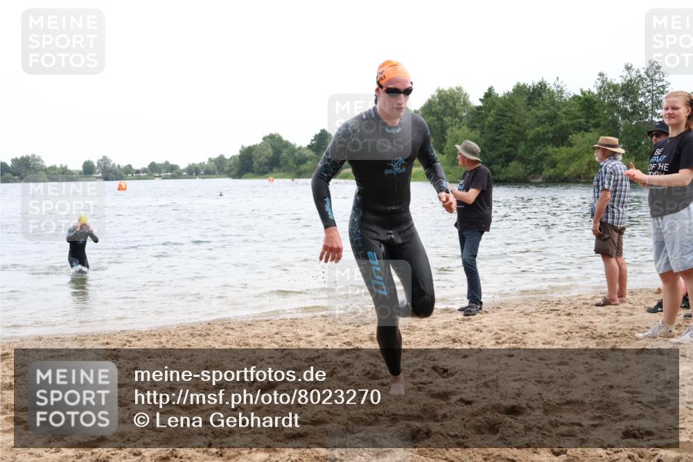 15.06.2025 - 27. Vierlanden-Triathlon Lena Gebhardt http://msf.ph/oto/8023270 15.06.2025 10:52:21 Schwimmen 652, 682, 693, 759 meine-sportfotos.de