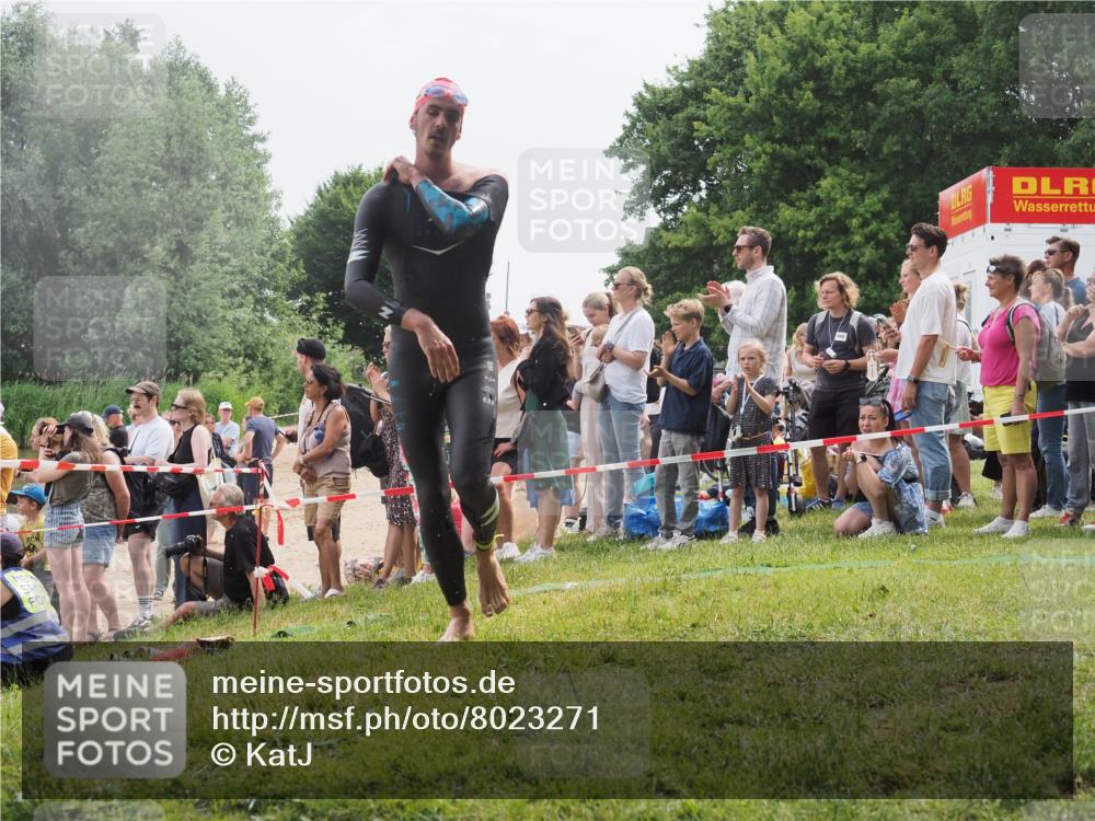 15.06.2025 - 27. Vierlanden-Triathlon KatJ http://msf.ph/oto/8023271 15.06.2025 10:56:08 Schwimmen 683, 702, 733 meine-sportfotos.de
