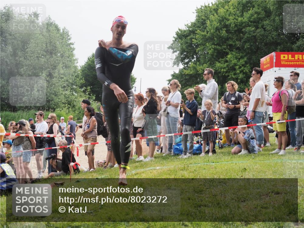 15.06.2025 - 27. Vierlanden-Triathlon KatJ http://msf.ph/oto/8023272 15.06.2025 10:56:08 Schwimmen 683, 702, 733 meine-sportfotos.de