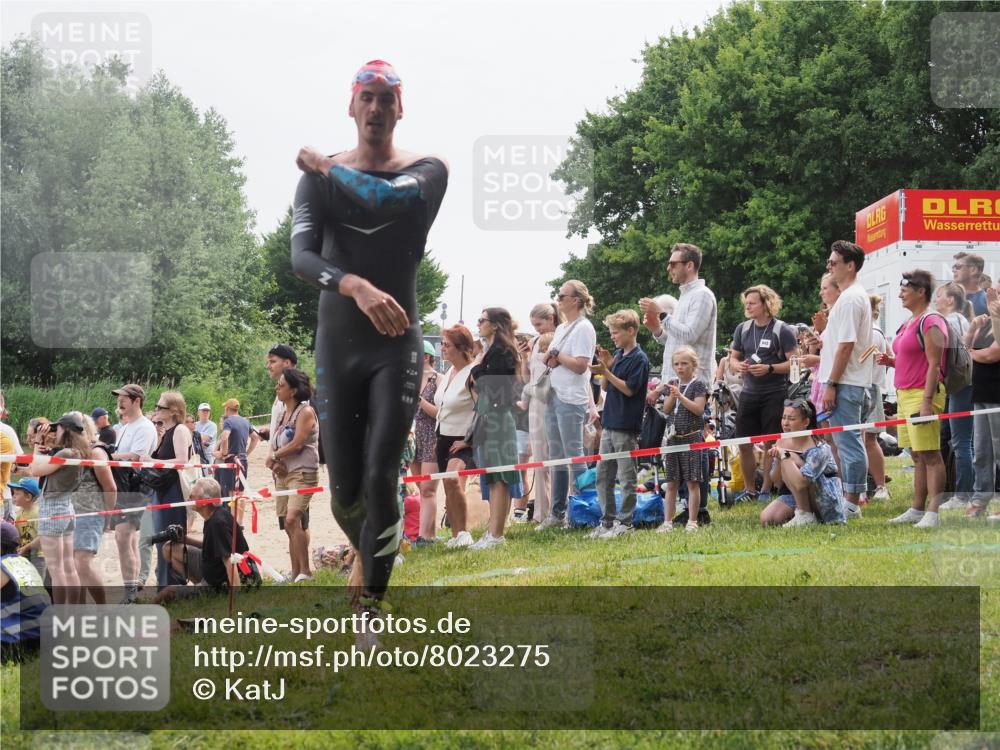 15.06.2025 - 27. Vierlanden-Triathlon KatJ http://msf.ph/oto/8023275 15.06.2025 10:56:08 Schwimmen 683, 702, 733 meine-sportfotos.de