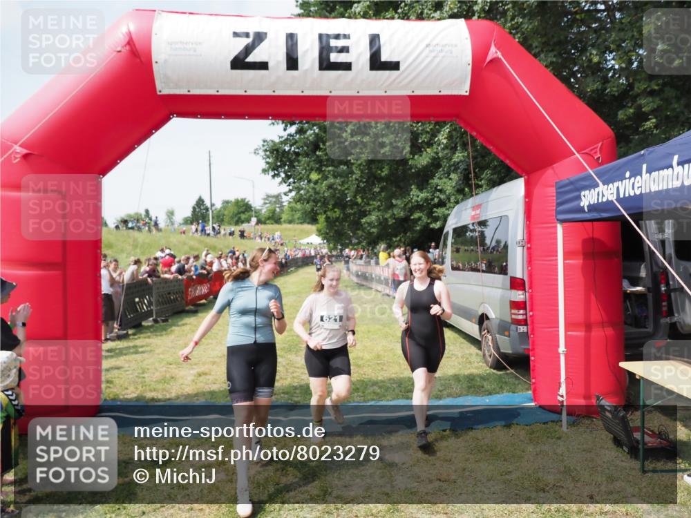 21.06.2025 - 27. Vierlanden-Triathlon MichiJ http://msf.ph/oto/8023279 15.06.2026 11:39:09 Ziel 621 meine-sportfotos.de