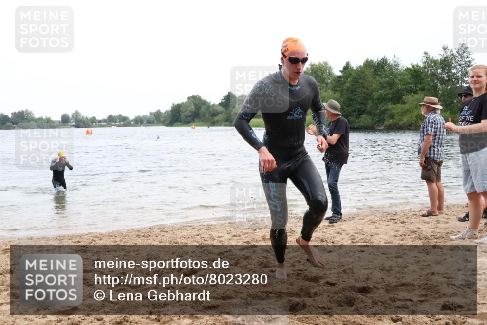 15.06.2025 - 27. Vierlanden-Triathlon Lena Gebhardt http://msf.ph/oto/8023280 15.06.2025 10:52:22 Schwimmen 652, 682, 759 meine-sportfotos.de