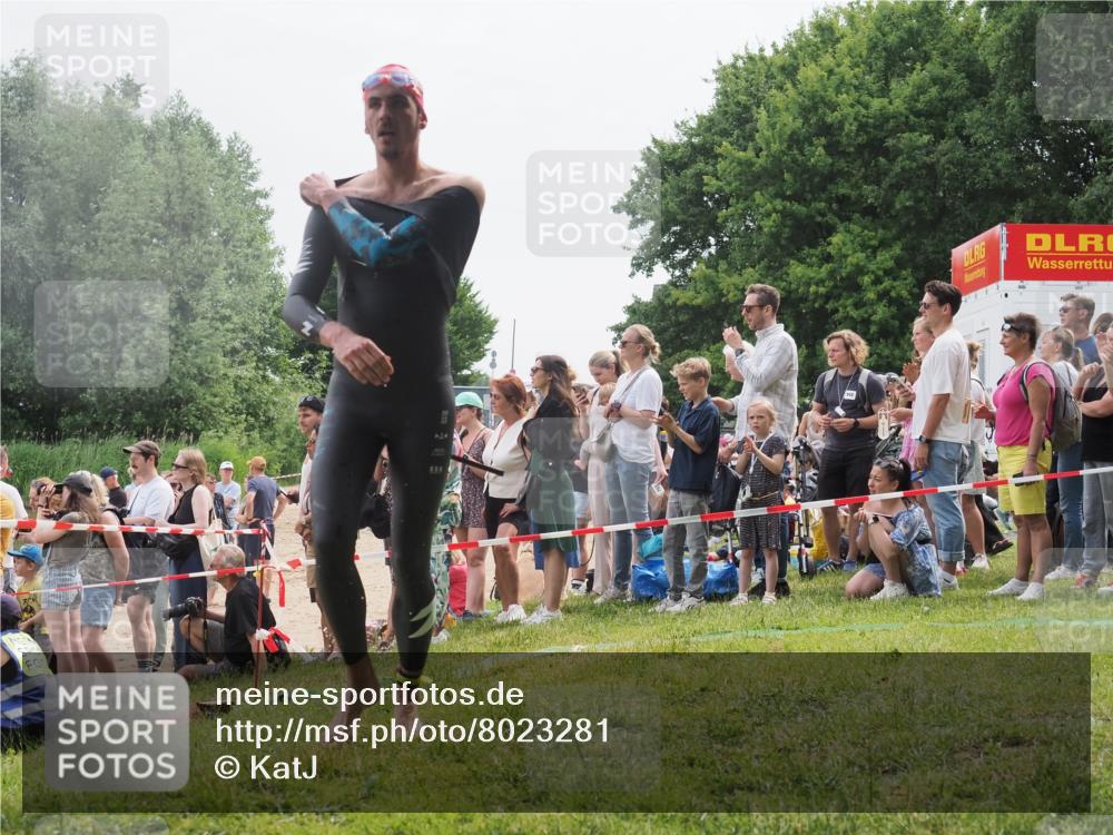 15.06.2025 - 27. Vierlanden-Triathlon KatJ http://msf.ph/oto/8023281 15.06.2025 10:56:08 Schwimmen 683, 702, 733 meine-sportfotos.de