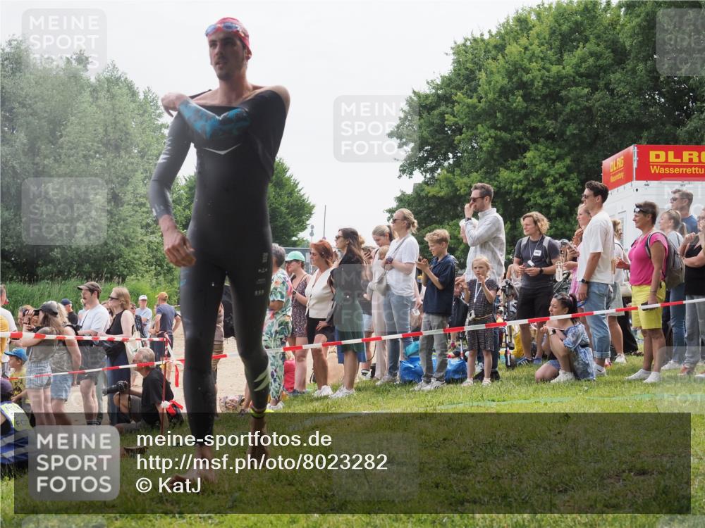 15.06.2025 - 27. Vierlanden-Triathlon KatJ http://msf.ph/oto/8023282 15.06.2025 10:56:08 Schwimmen 683, 702, 733 meine-sportfotos.de